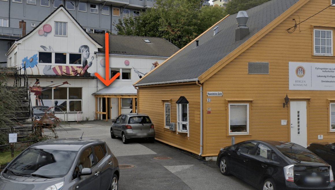 Inngang sett fra parkeringen