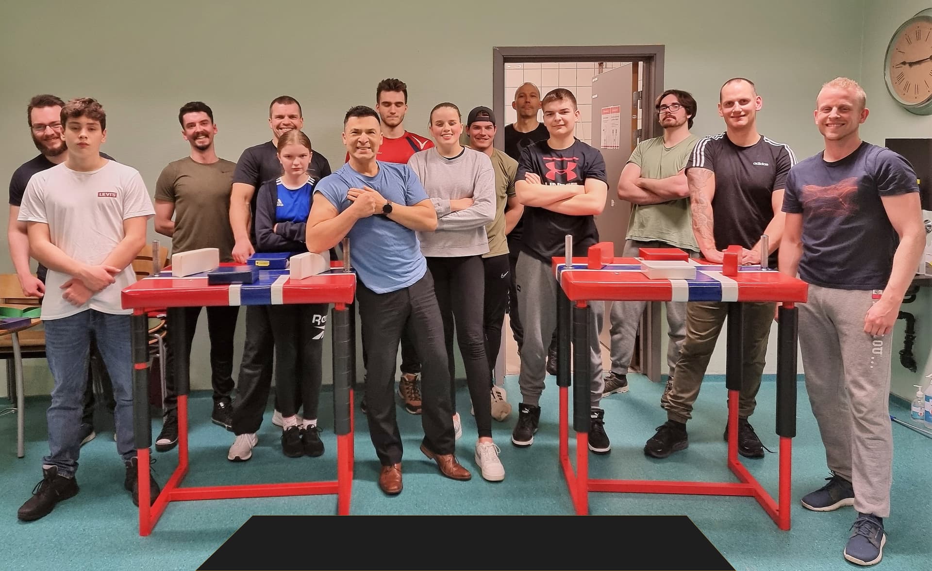 Glade medlemmer hos Bergen Armwrestling som poserer foran kamera